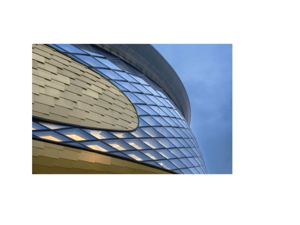 HYBRID BUILDING:<br> STADIUM AND CONCERT HALL 370,000SF  AND 6000 SEATS