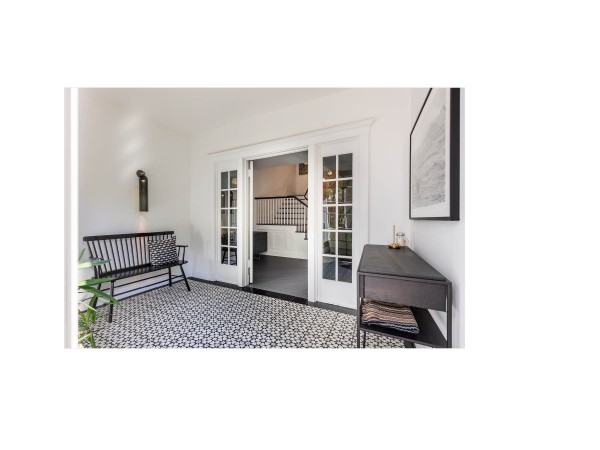 URBAN RESIDENCE SURROUNDED BY A TRIANGULAR GREEN VILLAGE