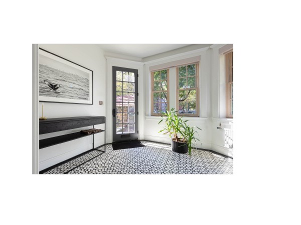 URBAN RESIDENCE SURROUNDED BY A TRIANGULAR GREEN VILLAGE