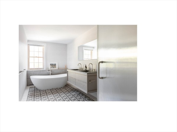 URBAN RESIDENCE SURROUNDED BY A TRIANGULAR GREEN VILLAGE